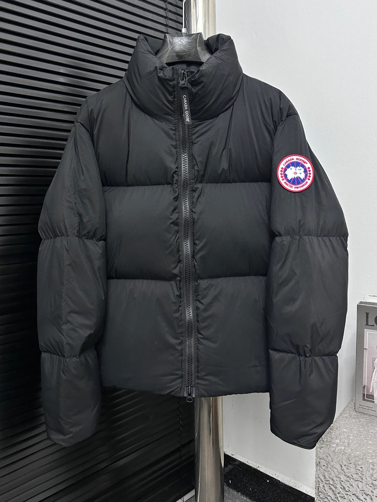 P840 【Canada gooes】Large Goose Sleeve Stand Collar Down Jacket Lawrence down jacket provides basic protection for daily adventures. Delicately soft fabric, this is a water-repellent fabric that is soft to the touch yet durable. Filled with extremely fluffy white duck down. This piece has a quilted body and structured down. Padded collar and reflective double-stripe grip tape. Extended hem and tucked-in inner rib-knit cuffs. Size: XS-2XL